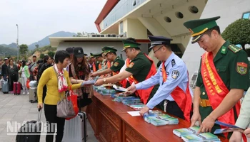 Đồn Biên phòng cửa khẩu quốc tế Hữu Nghị, Lạng Sơn (Việt nam), phối hợp Trạm Biên phòng Hữu Nghị Quan, Quảng Tây (Trung Quốc), phát tờ rơi tuyên truyền pháp luật cho du khách qua lại cửa khẩu.