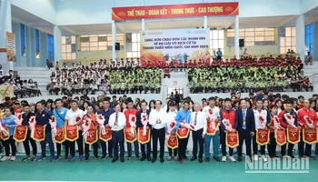 Đại diện các đoàn tham dự thi đấu nhận cờ lưu niệm và hoa của Ban Tổ chức giải.