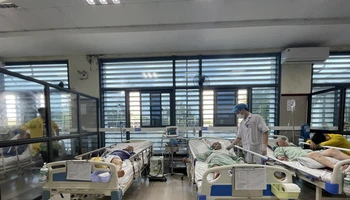 Hai bệnh nhân bị ngộ độc rượu, đang điều trị tại Bệnh viện đa khoa tỉnh Lạng Sơn.
