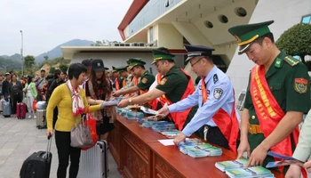 Cán bộ, chiến sĩ Đồn biên phòng cửa khẩu quốc tế Hữu Nghị, Lạng Sơn phối hợp lực lượng chức năng Quảng Tây, Trung Quốc tổ chức tuyên truyền pháp luật cho người dân qua lại cửa khẩu.