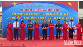 Đại diện lãnh đạo các cơ quan, ban, ngành của tỉnh cắt băng khai mạc trưng bày chuyên đề: Giải phóng miền nam năm 1975 - Bản hùng ca đại thắng". 