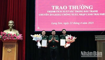 Thiếu tướng Nguyễn Văn Thiện trao thưởng cho ban chuyên án phá thành công chuyên án xuất, nhập cảnh trái phép.