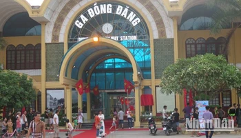 Ga liên vận quốc tế Đồng Đăng thường xuyên nhộn nhịp đón khách qua lại.