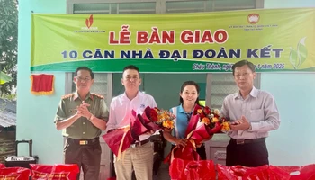 Đại tá Nguyễn Văn Trãi, Ủy viên Ban Thường vụ Tỉnh ủy, Giám đốc Công an tỉnh Tây Ninh tặng hoa cảm ơn Báo Nhân Dân, Tập đoàn Dầu khí Quốc gia Việt Nam và Công ty cổ phần Xi-măng Fico.