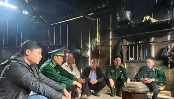 Bộ đội Biên phòng và người có uy tín tới tận nhà người dân để tuyên truyền. (Ảnh: TRANG NHUNG)