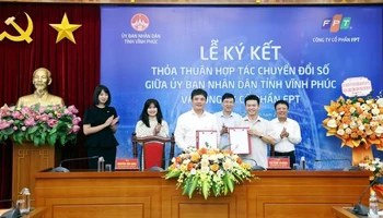 Lãnh đạo tỉnh Vĩnh Phúc và Công ty cổ phần FPT ký thỏa thuận hợp tác.