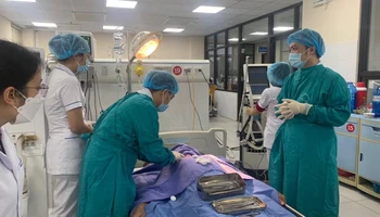Các bác sĩ mở khí quản cho bệnh nhân.