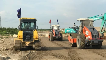 Thi công đường song hành thuộc dự án đường Vành đai 4-Vùng Thủ đô Hà Nội trên địa bàn tỉnh Hưng Yên. (Ảnh: PHẠM HÀ)