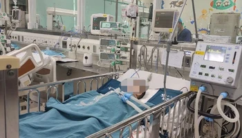 Bệnh nhi đang được điều trị tích cực tại Bệnh viện Nhi Trung ương. 