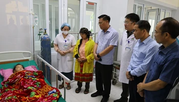 Lãnh đạo huyện Đồng Văn thăm hỏi người bị ngộ độc nghi do thuốc trừ sâu tại Bệnh viện Đa khoa huyện Đồng Văn.