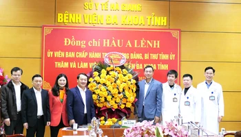 Bí thư Tỉnh ủy Hà Giang Hầu A Lềnh đã trao lẵng hoa của Thủ tướng Chính phủ tặng ngành y tế tỉnh Hà Giang.