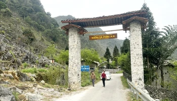 Cổng chào vào thôn Tả Phìn 1, xã Tả Phìn, huyện Đồng Văn.