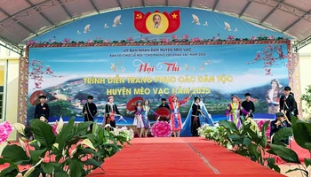 Hội thi trình diễn trang phục dân tộc là một trong những hoạt động trong khuôn khổ Lễ hội chợ Phong lưu Khâu Vai.