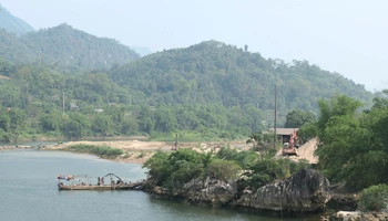 Khai thác cát làm vật liệu xây dựng thông thường trên sông Lô, huyện Vị Xuyên (Hà Giang).