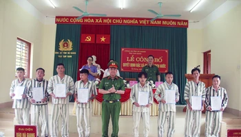 Lãnh đạo Công an tỉnh Hà Giang trao quyết định đặc xá của Chủ tịch nước cho các phạm nhân.