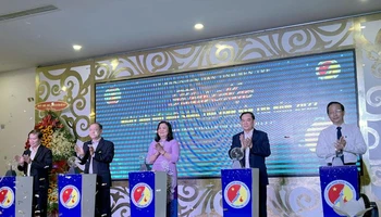 Các đại biểu ấn nút khai mạc Ngày hội đổi mới sáng tạo tỉnh Bến Tre năm 2022.