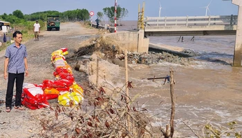 Sạt lở đê biển đe dọa cuộc sống của nhân dân địa phương.