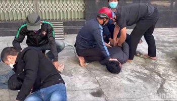Cán bộ Đồn Biên phòng Cửa khẩu Cảng Quy Nhơn trấn áp tội phạm mua bán tàng trữ ma túy.