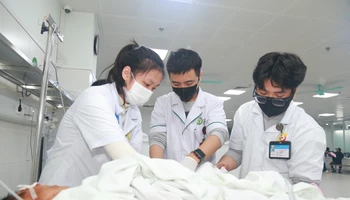 Các bác sĩ Bệnh viện Hữu nghị Việt Đức cấp cứu cho nạn nhân.