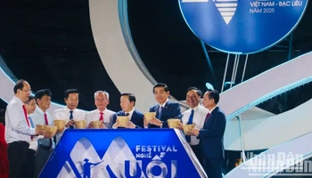 Đồng chí Trần Hồng Hà, Phó Thủ tướng Chính phủ và các đồng chí lãnh đạo tại lễ khai mạc Festival nghề muối Việt Nam-Bạc Liêu năm 2025.