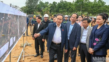 Chủ tịch Quốc hội và Đoàn công tác kiểm tra tiến độ Dự án đầu tư xây dựng đường từ thị trấn Sơn Dương đi Khu di tích quốc gia đặc biệt Tân Trào. (Ảnh: DUY LINH)