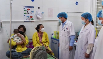Đoàn kiểm tra, giám sát của Bộ Y tế kiểm tra công tác phòng, chống bệnh sởi tại Bệnh viện Sản Nhi Nghệ An.
