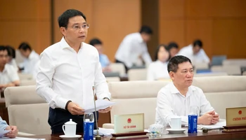 Bộ trưởng Tài chính Nguyễn Văn Thắng trình bày tờ trình dự thảo Nghị quyết. (Ảnh: ĐĂNG ANH)