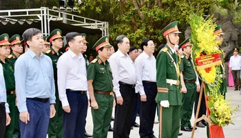 Chủ tịch Quốc hội Trần Thanh Mẫn cùng Đoàn công tác dâng hoa viếng các Anh hùng liệt sĩ tại Nghĩa trang Liệt sĩ quốc gia Trường Sơn. 
