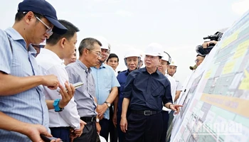 Phó Thủ tướng Chính phủ Trần Hồng Hà kiểm tra tiến độ xây dựng Cảng hàng không Quảng Trị.