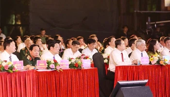 Các đại biểu tại điểm cầu Quảng Trị ở Khu Di tích quốc gia đặc biệt Đôi bờ Hiền Lương-Bến Hải