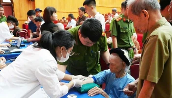 Lấy mẫu ADN cho thân nhân liệt sĩ chưa xác định được danh tính.