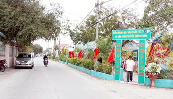 Điểm trưng bày sản phẩm OCOP và sản phẩm truyền thống Chăm chào mừng Tết Ramưwan 2025 tại thôn Phước Nhơn 3, xã Xuân Hải, huyện Ninh Hải, tỉnh Ninh Thuận. Ảnh: NGUYỄN TRUNG