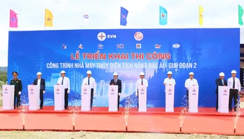 Lãnh đạo tỉnh Ninh Thuận cùng đại diện các bộ, ngành trung ương và tập đoàn Điện lực Việt Nam ấn nút tại lễ triển khai thi công công trình Nhà máy thủy điện tích năng Bác Ái - giai đoạn 2. (Ảnh: NGUYỄN TRUNG)