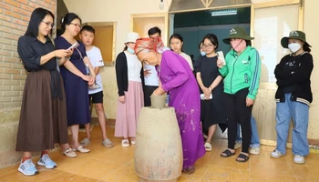Với phương thức đi thụt lùi xoay quanh một bàn trục cố định, nghệ nhân làng gốm Chăm Bàu Trúc thả hồn mình vào những động tác nhà nặn để biến khối đất sét vô tri thành những sản phẩm gốm độc đáo. Làng gốm Chăm Bàu Trúc ở thị trấn Phước dân, huyện Ninh Phước (Ninh Thuận) được coi là làng nghề cổ xưa nhất Đông Nam Á tồn tại đến ngày nay. (Ảnh: NGUYỄN TRUNG)