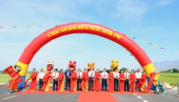 Lãnh đạo tỉnh Ninh Thuận cắt băng khánh thành dự án.