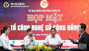 Các thành viên Tổ công nghệ số tại các địa phương tọa đàm chia sẻ kinh nghiệm tại buổi họp mặt. 