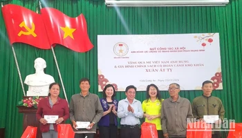 Lãnh đạo Sở Lao động, Thương binh và Xã hội Long An và Ban điều hành Quỹ công tác xã hội Anh hùng lực lượng vũ trang Nhân dân Phan Trọng Bình trao quà cho người có công. 
