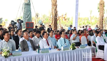 Phó Thủ tướng Chính phủ Mai Văn Chính cùng lãnh đạo chính quyền tỉnh qua các thời kỳ dự tại điểm cầu truyền hình trực tiếp tại Long An.