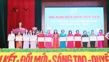 Đồng chí Phó Bí thư Thường trực Tỉnh ủy Đinh Thị Lụa tặng Bằng khen của Hội Liên hiệp Phụ nữ tỉnh Hà Nam cho các tập thể có thành tích xuất sắc trong công tác hội.