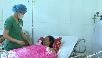 Bà L.T.K.H đang điều trị tại Bệnh viện đa khoa Quảng Ngãi.