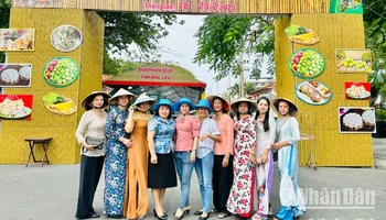 Ngày hội bánh dân gian Nam Bộ tại thành phố Bạc Liêu thu hút sự quan tâm của nhiều người dân, khách du lịch trong và ngoài tỉnh. (Ảnh: TRỌNG DUY)