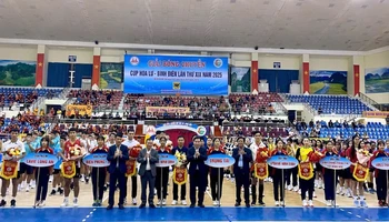 Ban tổ chức giải trao cờ lưu niệm và tặng hoa các đội tham gia.