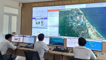 Nhân viên Trung tâm Điều hành đô thị thông minh thành phố Đồng Hới theo dõi mực nước qua hệ thống camera để cảnh báo úng ngập đường phố trong mùa mưa lũ năm 2024.