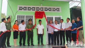 Các đồng chí lãnh đạo Bộ Công an, Thường trực Tỉnh ủy, Ủy ban nhân dân tỉnh Bạc Liêu và nhà tài trợ cắt băng khánh thành 2 căn nhà đầu tiên trong tổng số 700 căn nhà do Bộ Công an hỗ trợ các hộ nghèo tại Bạc Liêu.