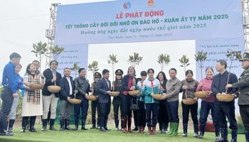 Lãnh đạo Bộ Tài nguyên và Môi trường. Tỉnh ủy, UBND tỉnh Thái Bình trao cây giống cho các đơn vị trên địa bàn tại lễ phát động.