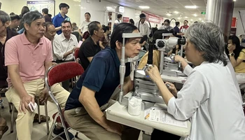 Các y, bác sĩ Bệnh viện Mắt Hà Nội 2 khám mắt cho người dân trên địa bàn tỉnh Phú Thọ tại chương trình.