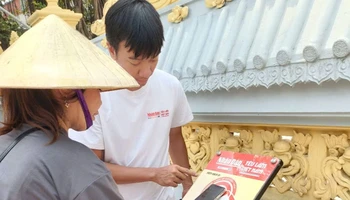 Du khách trải nghiệm tương tác với dự án "Yêu lắm Việt Nam" tại Đền Lảnh Giang.