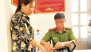Cán bộ Công an tỉnh Bình Phước hỗ trợ người dân làm căn cước công dân có gắn chíp.
