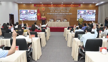 Đại biểu hai tỉnh Lào Cai và Yên Bái cùng tham gia biểu quyết thông qua Nghị quyết hợp nhất hai tỉnh.