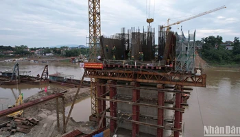 Công nhân thi công xuyên lễ 30/4 và 1/5 trụ T4 cầu Phong Châu.